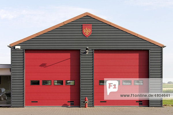 Kleines Feuerwehrhaus mit roten Türen  Zoutelande  Walcheren  Provinz Zeeland  Niederlande  Benelux  Europa