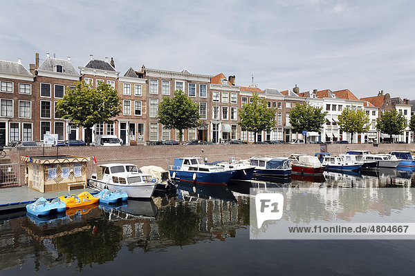 Prins Hendrik Dock  Boote und alte Häuser am Damm  Middelburg  Walcheren  Provinz Zeeland  Niederlande  Benelux  Europa