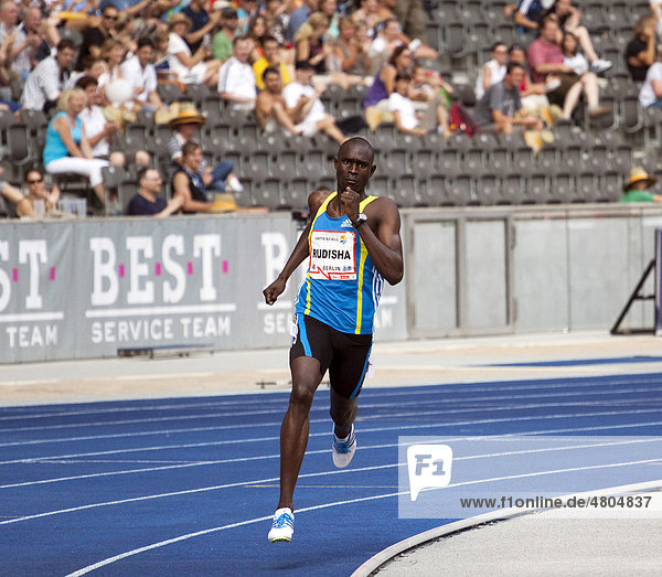 Der Kenianer David Lekuta Rudisha bei seinem 800 Meter-Weltrekordlauf während des ISTAF 2010  Internationales Stadionfest Berlin im Olympiastadion  Berlin  Deutschland  Europa