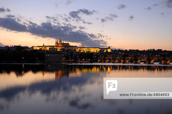 Abendlicht über der Moldau  Prag  Tschechien  Europa
