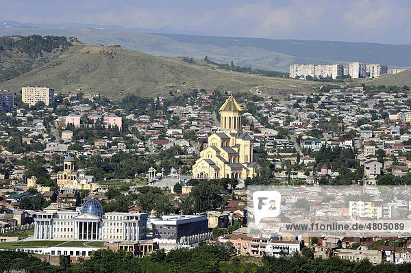 Palast des Präsidenten und Sameba-Kathedrale oder Dreifaltigkeits-Kathedrale  Stadtteil Avlabari  Tiflis  Georgien  Vorderasien