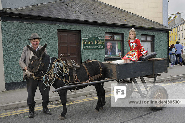 Alter Bauer und Kind in neokeltischer Tracht auf einem traditionellen Eselskarren vor Sinn FÈin Parteibüro irisch-republikanische Partei Birr Offaly Midland Irland Europa