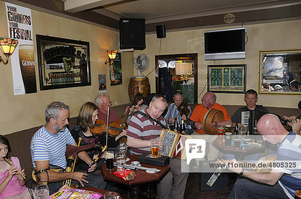 Irische Session  lockeres Zusammentreffen und Musizieren von Musikern in einem Pub  Musikfest Fleadh Cheoil na hEireann in Tullamore  County Offaly  Midlands  Republik Irland  Europa