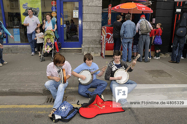 Making music with banjos at an Irish music session in the street  music festival Fleadh Cheoil na hEireann in Tullamore  County Offaly  Midlands  Ireland  Europe