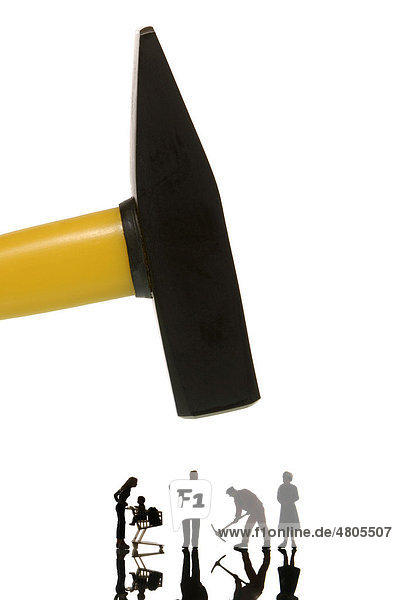 Gelb-schwarzer Sparhammer trifft die ärmsten Bürger  Symbolbild