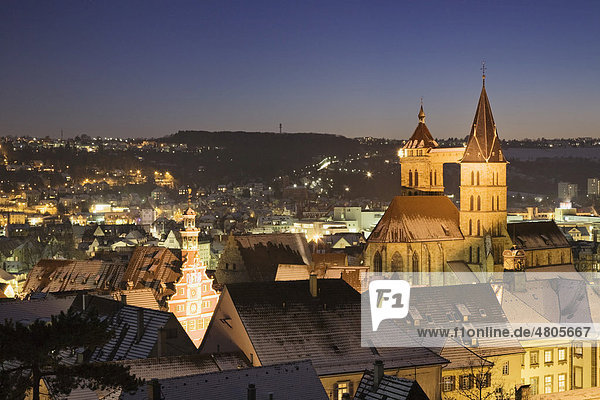 Aussicht auf die Altstadt von Esslingen am Neckar mit der Stadtkirche Sankt Dionys und dem alten Rathaus  Baden-Württemberg  Deutschland  Europa