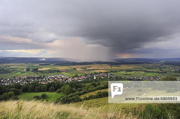 Regionale Starkregenfälle ziehen über den Hegau  davor die Hegaugemeinde Mühlhausen-Ehingen  Landkreis Konstanz  Baden-Württemberg  Deutschland  Europa