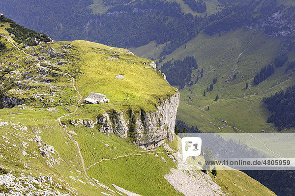 Die exponierte Alp Chlus auf dem Zisler mit Wanderrundweg zur Ebenalp  Wildkirchli  Schäfler  Kanton Appenzell-Innerrhoden  Schweiz  Europa