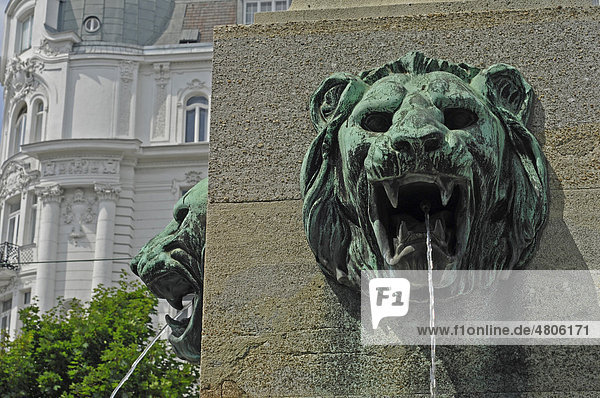 Löwenköpfe als Wasserspeier an einem Brunnen  Wien  Österreich  Europa