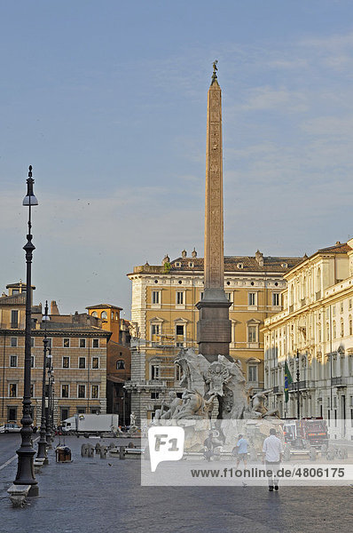 Obelisk und Fontana dei Quattro Fiumi Vierströmebrunnen  Piazza Navona  Rom  Latium  Italien  Europa