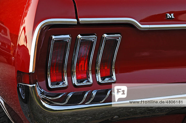 Oldtimer Detail  Rücklicht vom Ford Mustang Cabriolet  Baujahr 1967  147 KW  200 PS