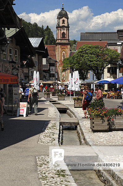 Einkaufsstraße mit Blick auf die Pfarrkirche St. Peter und Paul  um 1740 barockisiert  Obermarkt  Mittenwald  Oberbayern  Bayern  Deutschland  Europa