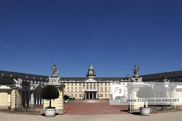 Frontansicht des Karlsruher Schlosses  Schlossbezirk 10  Karlsruhe  Baden-Württemberg  Deutschland  Europa