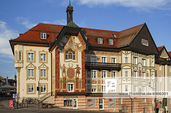 Fassade des Marienstifts mit Lüftlmalerei  Kapellengasteig  Bad Tölz  Oberbayern  Deutschland  Europa