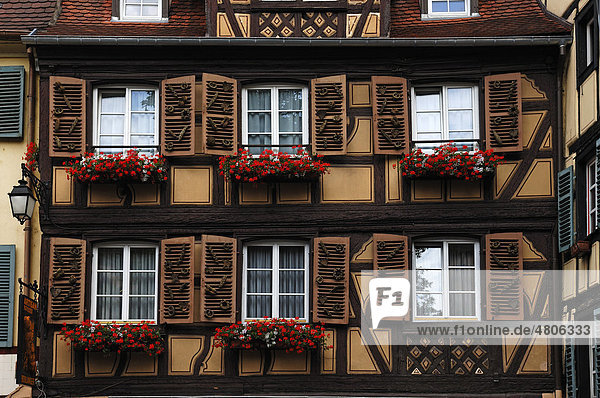Alte Fachwerkfassade mit Backwaren an den Fensterläden als Dekoration  Place Jeanne D`Arc 6  Colmar  Elsass  Frankreich  Europa