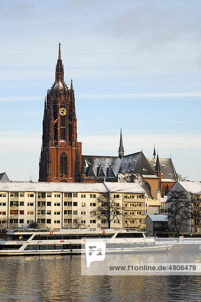 Dom im Winter mit Schnee  Boot auf dem Fluss am Mainkai  Frankfurt am Main  Hessen  Deutschland  Europa