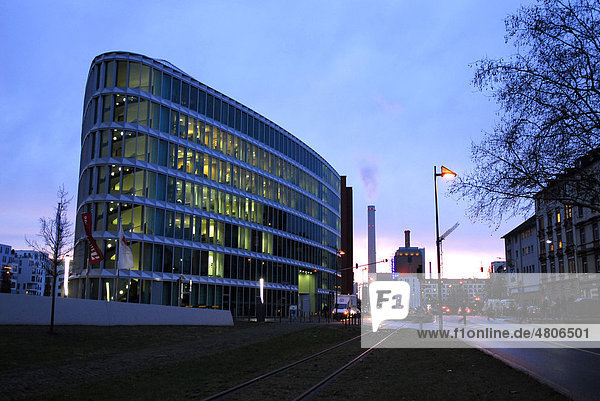 Modernes Bürogebäude am Abend  Westhafen im Gutleutviertel  Frankfurt am Main  Hessen  Deutschland  Europa