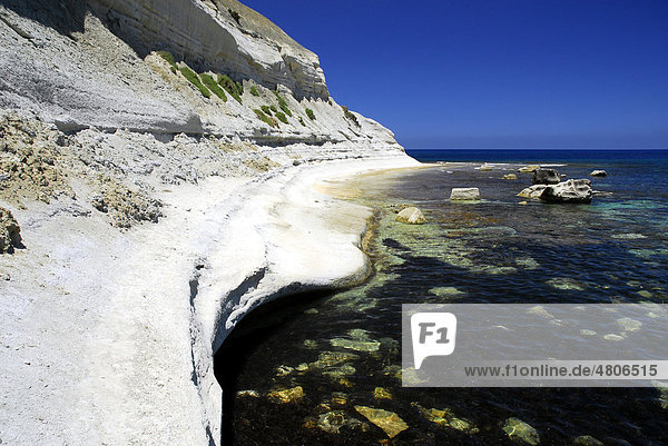 Felsige Küste  Marsalforn Bay Bucht  Marsalforn  Insel Gozo  Malta  Mittelmeer  Europa