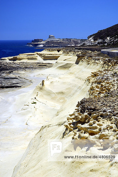 Felsige Küste  Xwejni Bay Bucht  Marsalforn  Insel Gozo  Malta  Mittelmeer  Europa
