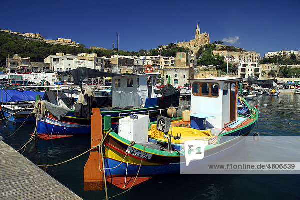 Sicht auf Kirche und Hafen  Mgarr Harbour  Mgarr  Insel Gozo  Malta  Mittelmeer  Europa