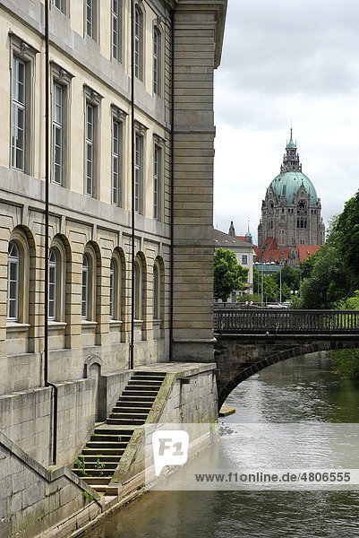 Niedersächsischer Landtag im ehemaligen Leineschloss  Leine Fluss und Neues Rathaus  Hannover  Niedersachsen  Deutschland  Europa