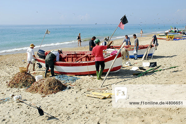 Strand am Atlantik  Boote des Fischerdorfs La Antilla  Lepe  Costa de la Luz  Huelva Region  Andalusien  Spanien  Europa