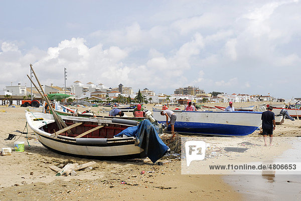 Strand am Atlantik  Boote des Fischerdorfs La Antilla  Costa de la Luz  Huelva Region  Andalusien  Spanien  Europa