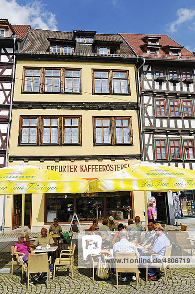 Historische Architektur  Fachwerkhäuser  Cafes und Restaurants  am Domplatz  Erfurt  Thüringen  Deutschland  Europa