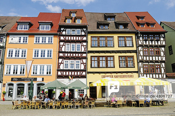 Historische Architektur mit Fachwerkhäuser  Cafes und Restaurants  am Domplatz  Erfurt  Thüringen  Deutschland  Europa