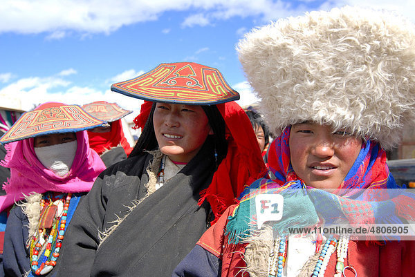Tibetische Frauen mit traditioneller Kopfbedeckung  Fellmütze und Schirmmützen  einer Pilgergruppe bei einer Pilgerfahrt am See Manasarovar in der näheren Umgebung des heiligen Berges Mount Kailash  oder tibetisch Kang Rinpoche  Provinz Ngari  Westtibet  Himalaya  Tibet  China  Asien