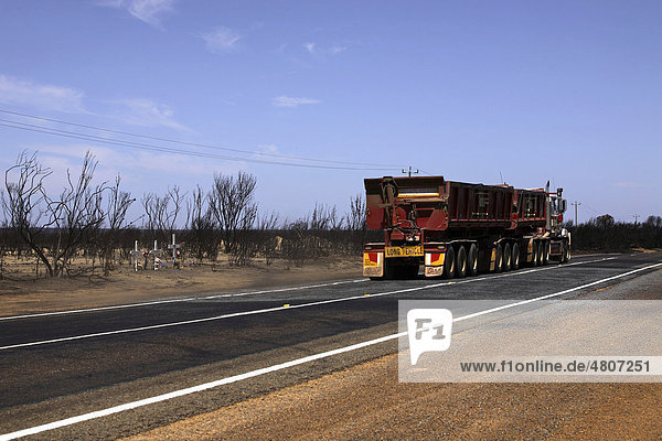 LKW-Zug fährt an der Gedenkstätte am Straßenrand für drei LKW-Fahrer vorbei  die bei einem Wandbrand in der Nähe von Coolgardie am 30. Dezember 2007 gestorben sind  Goldfields  West-Australien  Australien