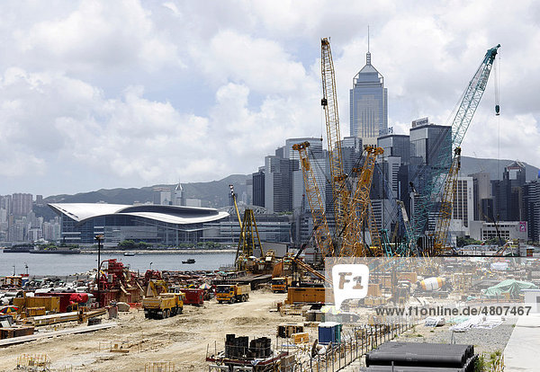 Baukräne und Skyline von Hong Kong  China  Asien