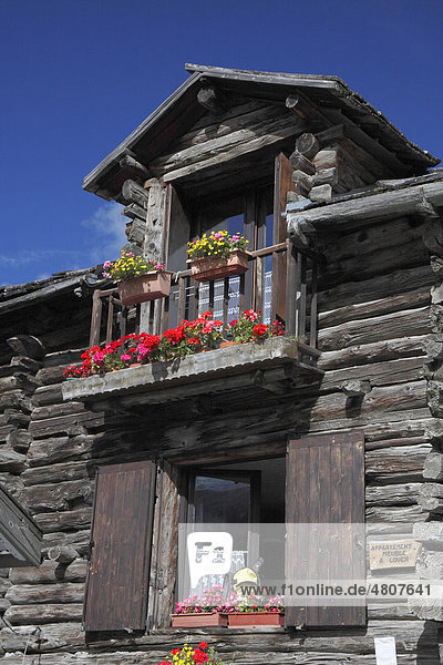 Altes Holzhaus mit Balkon  Chalet  Saint VÈran  höchstgelegene Gemeinde Europas  2040 Meter  Nationalpark Queyras  DÈpartement Hautes-Alpes  RÈgion Provence Alpes CÙte d'Azur  Frankreich  Alpen  Europa