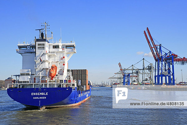 Containerschiff läuft in den Containerhafen ein  Hamburg  Deutschland  Europa
