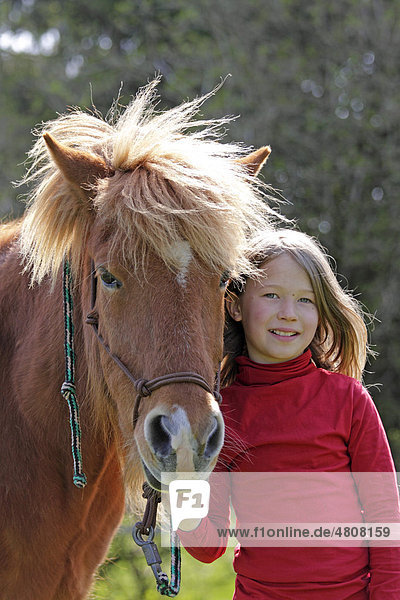 Kleines Mädchen mit einem Pony