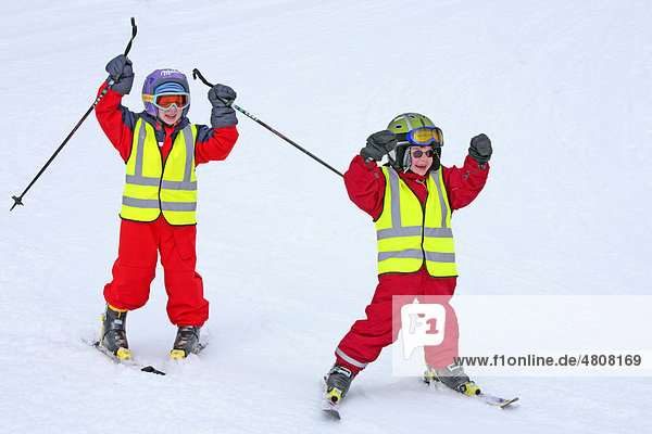 Zwei kleine Jungen laufen Ski