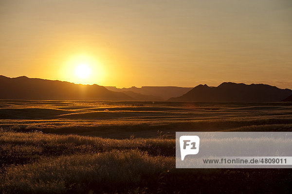 Sonnenuntergang in Sesriem im Naukluft Park  Namib-Wüste  Namibia  Afrika