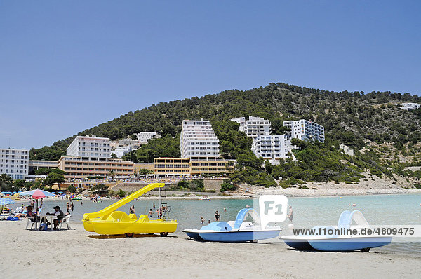 Boote  Hotels  Cala Llonga  Strand  Santa Eularia des Riu  Ibiza  Pityusen  Balearen  Insel  Spanien  Europa