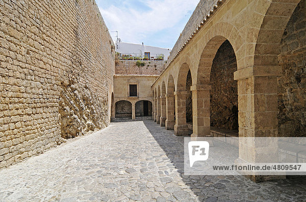 Portal de ses Taules  Stadttor  Stadtmauer  Muralla  Dalt Vila  Unesco Weltkulturerbe  historische Altstadt  Eivissa  Ibiza  Pityusen  Balearen  Insel  Spanien  Europa