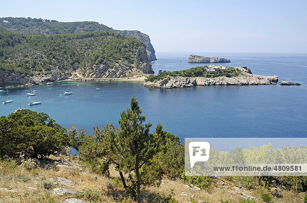 Kleine Inseln  Küste  Bucht  Port de Sant Miquel  Hafen  Ibiza  Pityusen  Balearen  Insel  Spanien  Europa