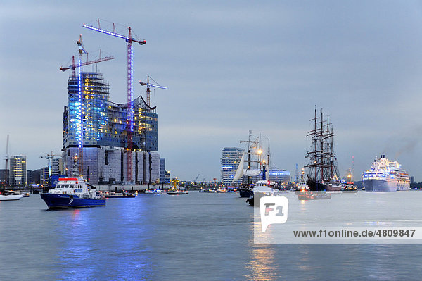 Parade von Kreuzfahrtschiffen bei den Hamburg Cruise Days im Hamburger Hafen  Deutschland  Europa