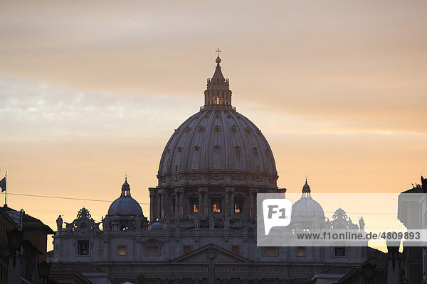 Petersdom  Petersplatz  Vatikan  Rom  Italien  Europa