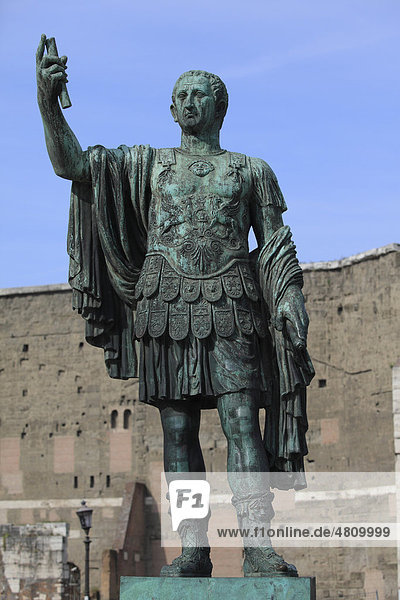 Denkmal des römischen Kaisers Caesar  Rom  Italien  Europa