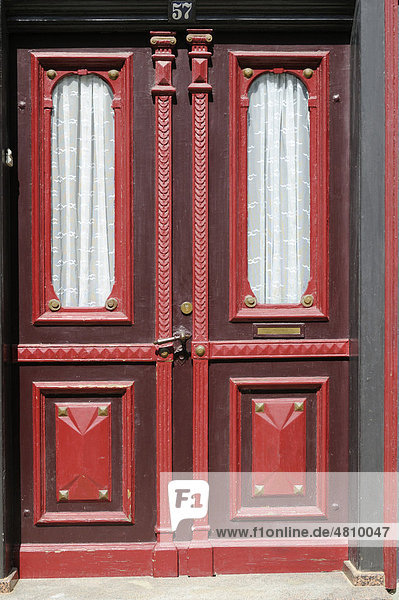 Dekorative rote Holztür mit Gardine  Goslar  Deutschland  Europa