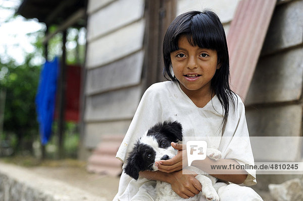 Kind der Lacandonen Maya mit Hund im Regenwald von Chiapas  letzte Nachkommen der Maya  Mexiko  Nordamerika