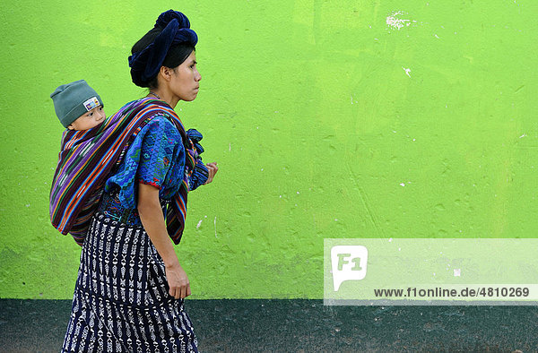 Maya Frau mit Kind  Antigua  Guatemala  Zentralamerika
