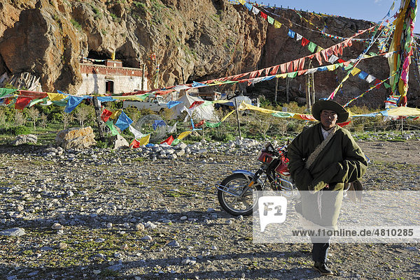 Tibetischer Mann in Tracht  Tashi Dor Kloster  Namtso See  Himmelssee  Tibet  China  Asien