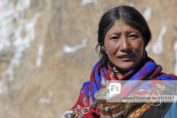 Tibetische Pilgerin mit Gebetsmühle am Namtso See  Himmelssee  Tibet  China  Asien