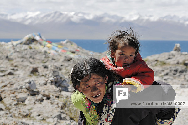 Tibetan pilgrims at Namtso Lake  Heavenly Lake  Tibet  China  Asia