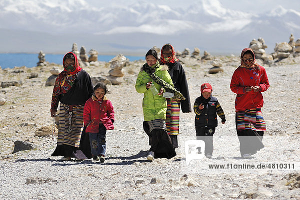 Tibetan pilgrims walking around the mountain at Namtso Lake  Heavenly Lake  Tibet  China  Asia